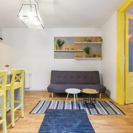 Quiet Old Town Hideout Daire