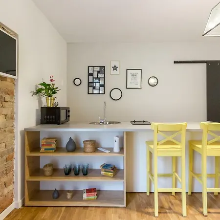 Quiet Old Town Hideout דירה *