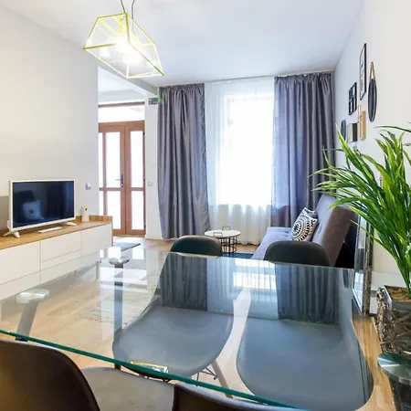 Daire Quiet Old Town Hideout