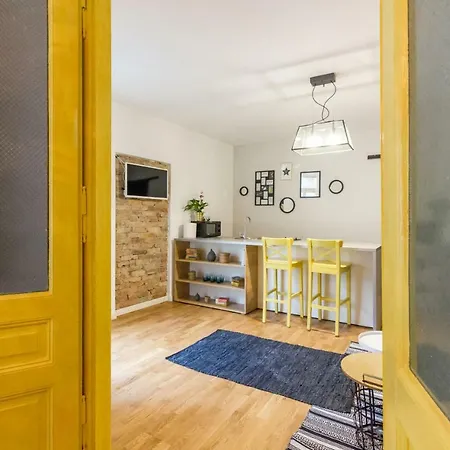 Daire Quiet Old Town Hideout *